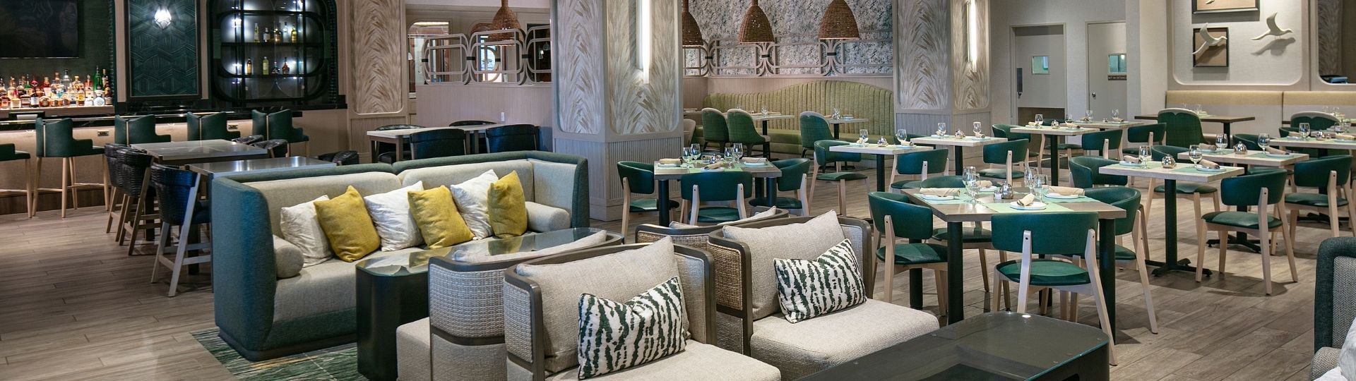 Lakefront Restaurant in St. Petersburg Luna Lux Restaurant & Lounge.